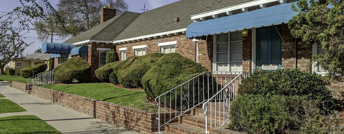 Front-entrance-of-Stephen-E-Adams-DDS-in-Long-Beach-CA